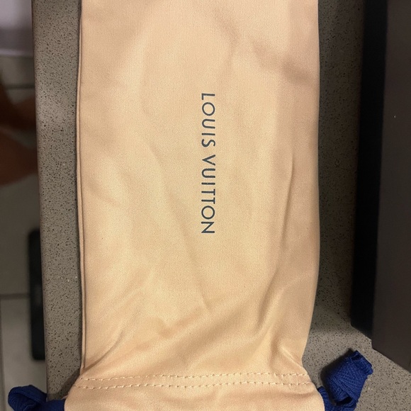 Authentic Louis Vuitton sunglass case and dust bag - Picture 3 of 6